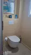 Toilettes suspendues et plomberie sanitaire installées dans une maison neuve à Ventabren